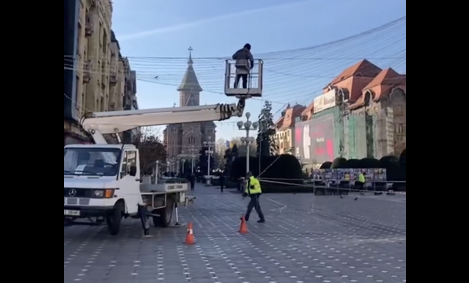 Spiritul Crăciunului în centrul Timișoarei! Se instalează perdeaua de lumini în Piața Operei