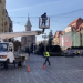 Spiritul Crăciunului în centrul Timișoarei! Se instalează perdeaua de lumini în Piața Operei
