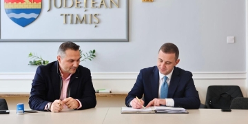 400 de elevi din Timiș vor merge la școală în microbuze hibrid noi. CJ Timiș a semnat contractul de achiziție