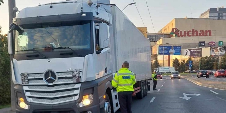 Zeci de camioane și tiruri oprite în traficul din Timișoara. Circulau fără autorizație