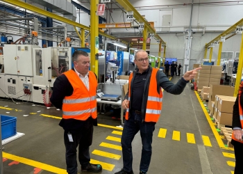 Primarul din Sânmihaiu Român, vizită în una dintre cele mai mari fabrici din comună FOTO