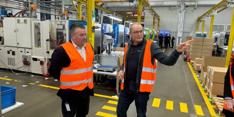 Primarul din Sânmihaiu Român, vizită în una dintre cele mai mari fabrici din comună FOTO