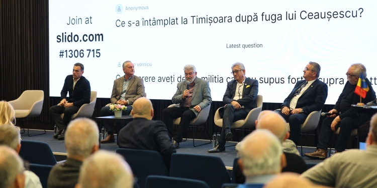 Elevi din Timișoara, față în față cu revoluționari, în cadrul unei dezbateri organizată de CJ Timiș FOTO