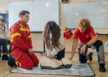 Mii de elevi și profesori din Timișoara, instruiți gratuit să răspundă corect în situații de urgență