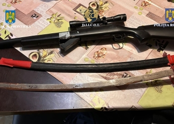 18 persoane arestate, în urma perchezițiilor de luni la traficanții de migranți! S-au găsit pistoale, săbii și sume mari de bani FOTO