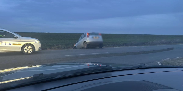 A furat o mașină și a făcut accident cu ea. Minor din Sânnicolau Mare, reținut de polițiști