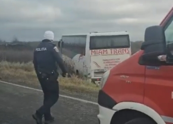 Autocar ieșit de pe carosabil la ieșire din Timișoara. Cel puțin 5 persoane rănite