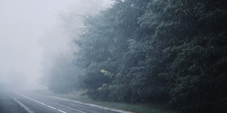 O nouă zi cu vizibilitate scăzută pe șoselele din vestul țării