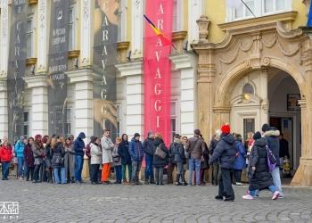 Coadă la artă! Sute de persoane vor să vadă „Luminile lui Caravaggio”, la Muzeul Național de Artă din Timișoara