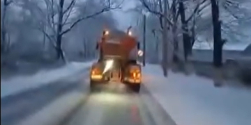 Peste o mie de tone de material antiderapant, răspândite pe drumurile din vestul țării, noaptea trecută