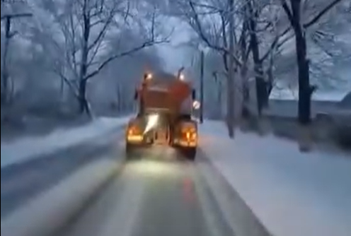 Peste o mie de tone de material antiderapant, răspândite pe drumurile din vestul țării, noaptea trecută