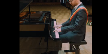 Imnul României, cântat la pian de primarul Dominic Fritz, de 1 Decembrie