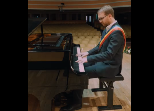 Imnul României, cântat la pian de primarul Dominic Fritz, de 1 Decembrie