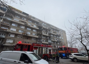 Zeci de oameni evacuați din cauza unui incendiu într-un bloc din Timișoara