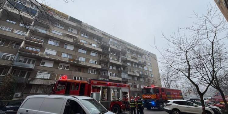 Zeci de oameni evacuați din cauza unui incendiu într-un bloc din Timișoara