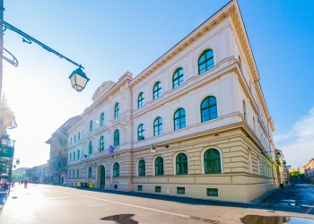 Elevă de la Liceul Lenau din Timișoara, umilită de o colegă! A mers în genunchi și s-a comportat ca un câine