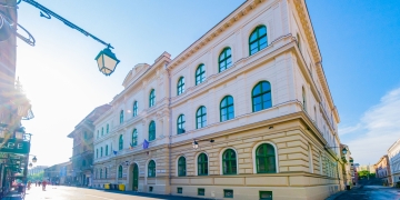 Elevă de la Liceul Lenau din Timișoara, umilită de o colegă! A mers în genunchi și s-a comportat ca un câine