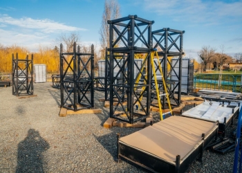 A început montarea Portalului Libertății de la Timișoara, instalația dedicată evenimentelor din Decembrie 1989