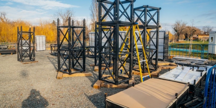 A început montarea Portalului Libertății de la Timișoara, instalația dedicată evenimentelor din Decembrie 1989