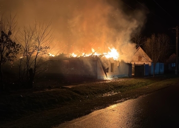 Casă mistuită de flăcări în vestul țării! O femeie a murit