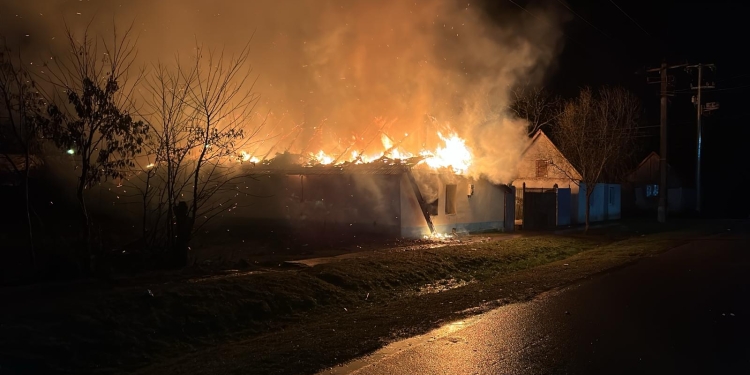 Casă mistuită de flăcări în vestul țării! O femeie a murit