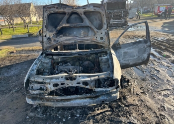 Două mașini, incendiate într-o localitate din județul Timiș