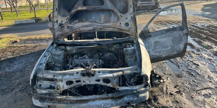 Două mașini, incendiate într-o localitate din județul Timiș