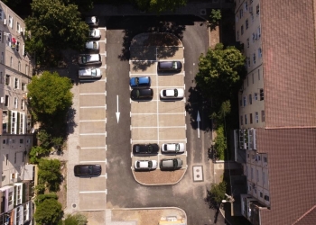 Primăria reia amenajarea noilor parcări în locul garajelor demolate