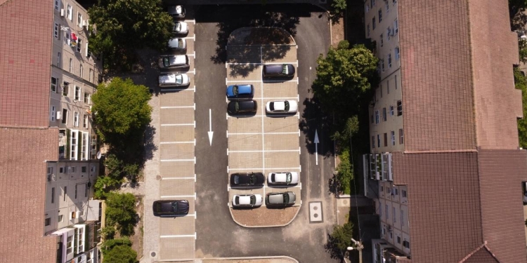 Primăria reia amenajarea noilor parcări în locul garajelor demolate