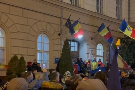 Protest la Timișoara! Câteva zeci de persoane au strigat în stradă nemulțumirea față de anularea alegerilor prezidențiale