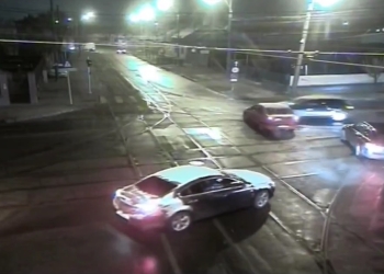 Șofer posibil drogat s-a crezut tramvai și a făcut accident pe un bulevard din Timișoara