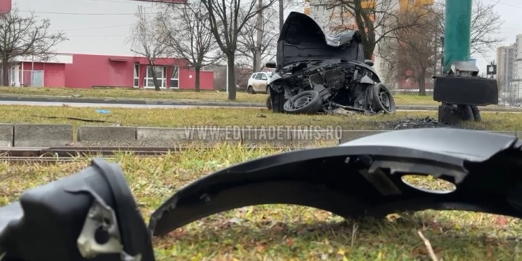 Un morman de fiare vechi! Atât a mai rămas dintr-un bolid intrat în stâlp în zona AEM