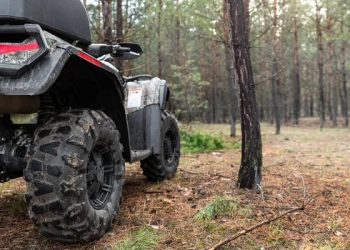 Tânăr din Timiș, rănit după ce a intrat cu ATV-ul într-un stâlp