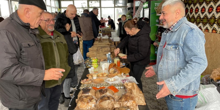 Ziua Micii Unirii celebrată cu prânz românesc la Piața Volantă din Denta