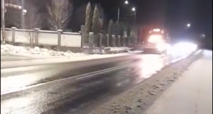 A revenit iarna! Șoselele din vestul țării, deszăpezite de drumari, noaptea trecută