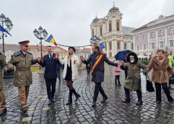 Mica Unire, sărbătorită în centrul Timișoarei! Zeci de oameni s-au prins în horă FOTO