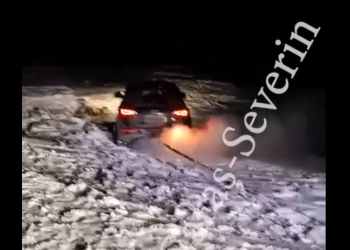 O familie cu trei copii, din Timișoara, salvată de jandarmii montani în zona stațiunii Muntele Mic