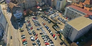 Fără gratuități în parcarea din spatele magazinului Materna, deținută de CJ Timiș
