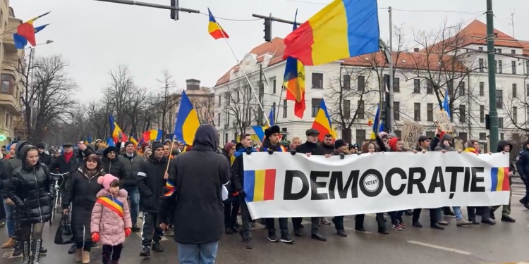 Protest la Timișoara! Câteva sute de persoane scandează pentru reluarea alegerilor prezidențiale