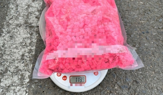 Percheziții în Timiș și Arad, la traficanți de droguri! S-au descoperit și baxuri de țigări de contrabandă