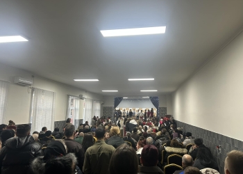 Cadouri pentru copii la serbarea de Crăciun, cu sprijinul Primăriei Racovița