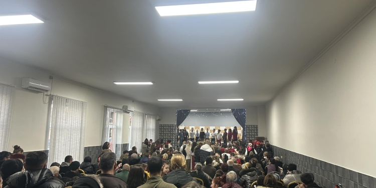 Cadouri pentru copii la serbarea de Crăciun, cu sprijinul Primăriei Racovița