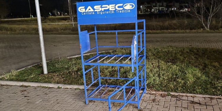 Ce se mai fură în Timiș: buteliile de gaz din parcarea unui magazin FOTO