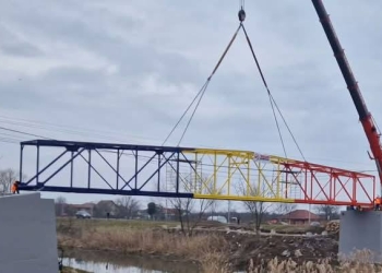 Pod pietonal tricolor la Sânmihaiu Român, peste râul Bega FOTO