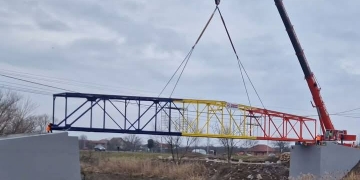 Pod pietonal tricolor la Sânmihaiu Român, peste râul Bega FOTO