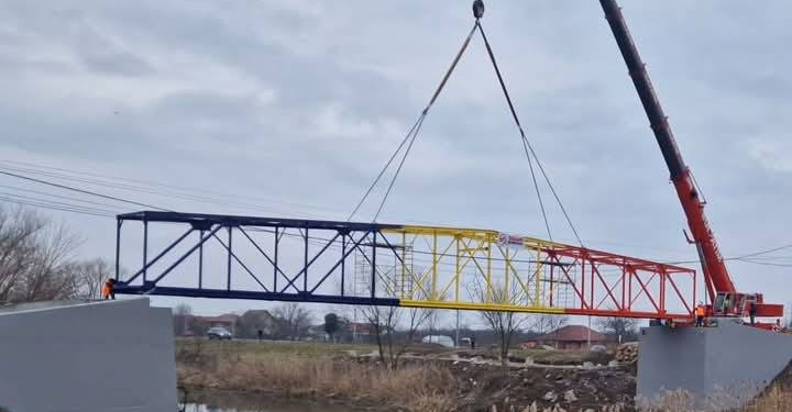 Pod pietonal tricolor la Sânmihaiu Român, peste râul Bega FOTO