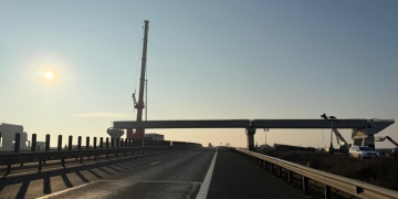 Trafic deviat și joi noaptea, pentru montarea de grinzi peste autostrada A1, în Timiș