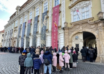 Coadă uriașă în Piața Unirii! Este acces gratuit la expoziția „Luminile lui Caravaggio”