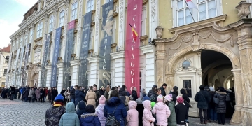 Coadă uriașă în Piața Unirii! Este acces gratuit la expoziția „Luminile lui Caravaggio”