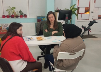 Voluntari din Timișoara îi ajută pe străini să învețe limba română